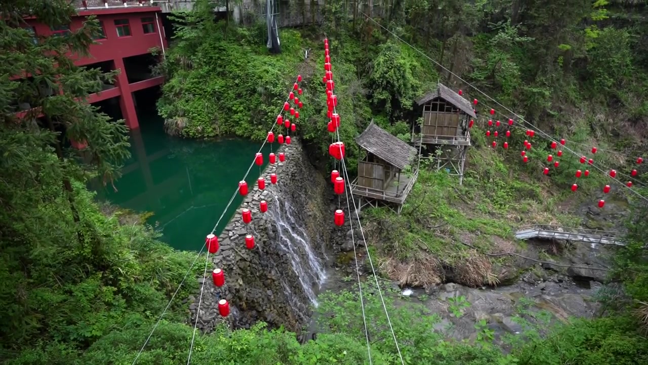 Cảnh quan tuyệt đẹp từ trên không của Núi Thiên Môn ở Trương Gia Giới với một thác nước và những chiếc đèn lồng đỏ.