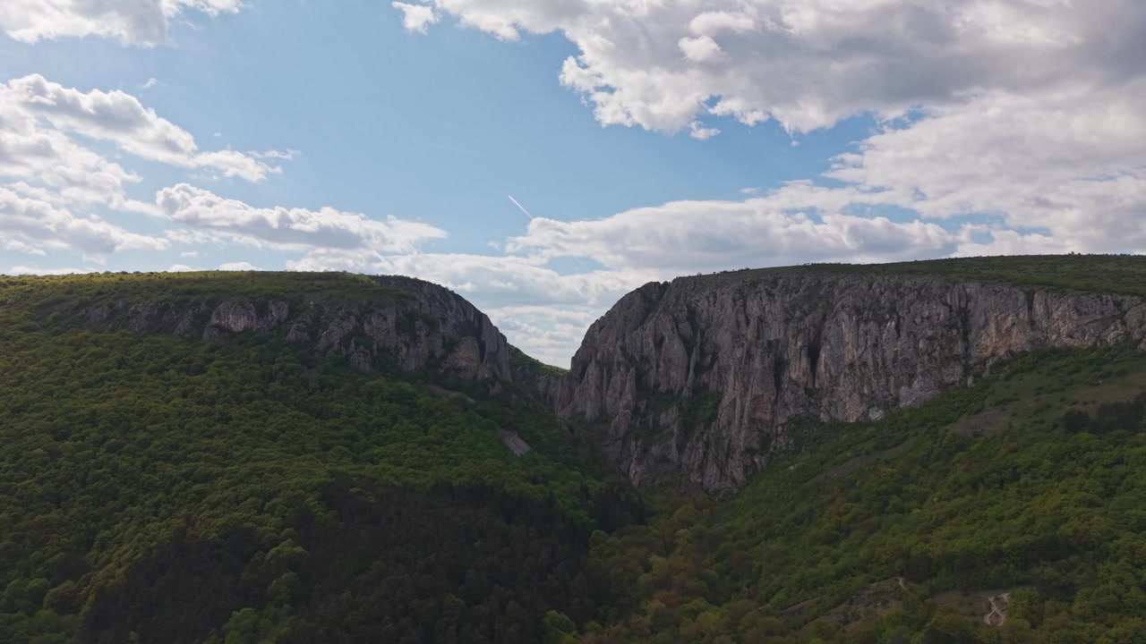 Paisaje de cañón de montaña con acantilados y bosque