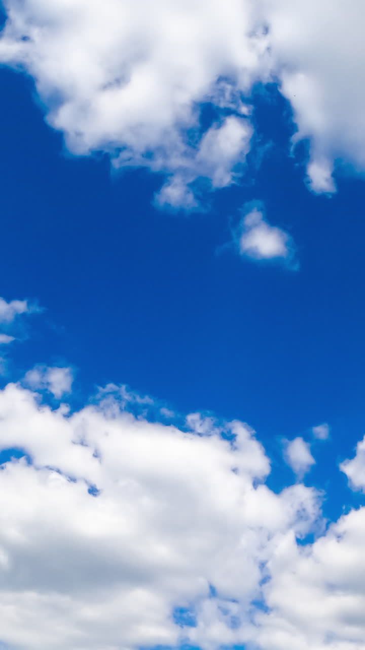 hermoso cielo azul con nubes esponjosas