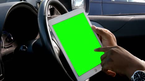 manos de un hombre usando una tableta