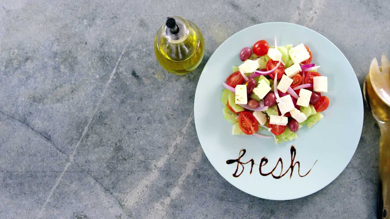 접시 에 텍스트 가 들어 있는  ⁇ 러드