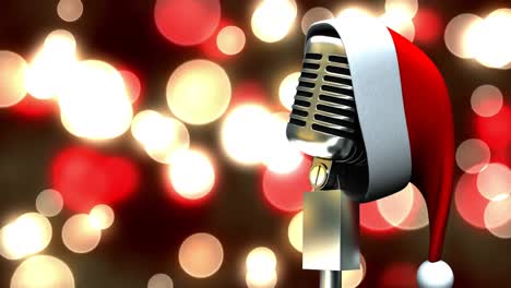 Weihnachtsmütze-über-Mikrofon-Vor-Roten-Und-Gelben-Lichtflecken-Vor-Schwarzem-Hintergrund