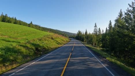 punto de vista del vehículo conduciendo un coche en una carretera en noruega