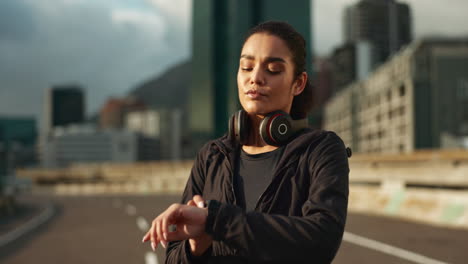 auriculares, calma y mujer atleta en la ciudad