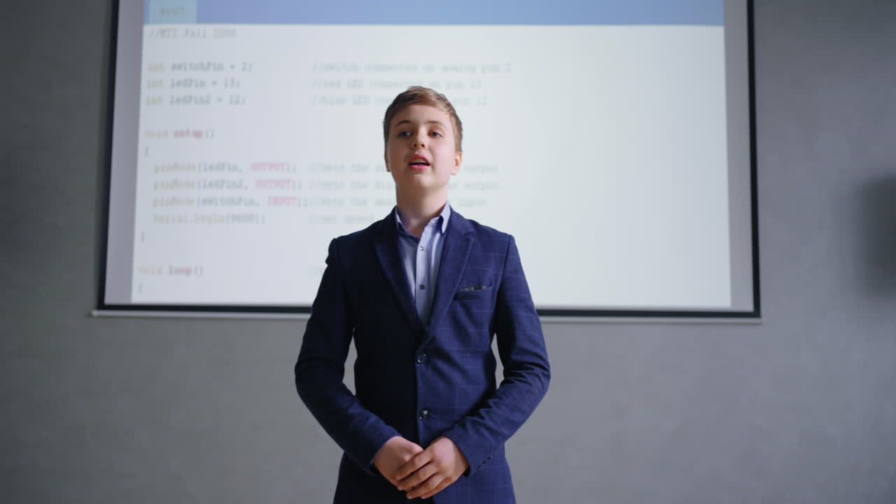 niño dando una presentación sobre programación en una clase de ciencias de la computación