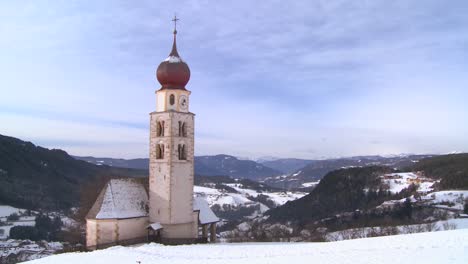 una chiesa orientale in un villaggio tirolese innevato nelle alpi in austria svizzera italia slovenia o un paese dell'europa orientale 3