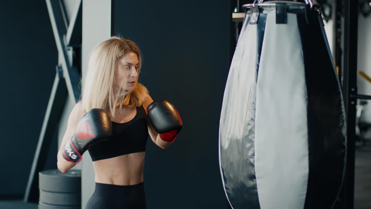 체육관에서 권투하는 여자