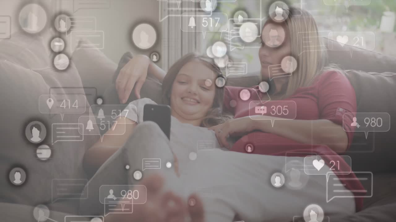 animación de iconos de las redes sociales sobre una madre caucásica hablando con su hija en el sofá en casa