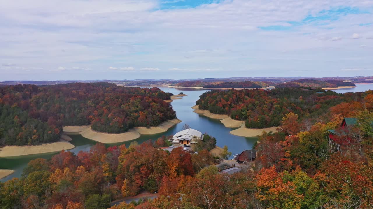 vuelo bajo sobre el lago douglas, sevierville, tn en la belleza de otoño