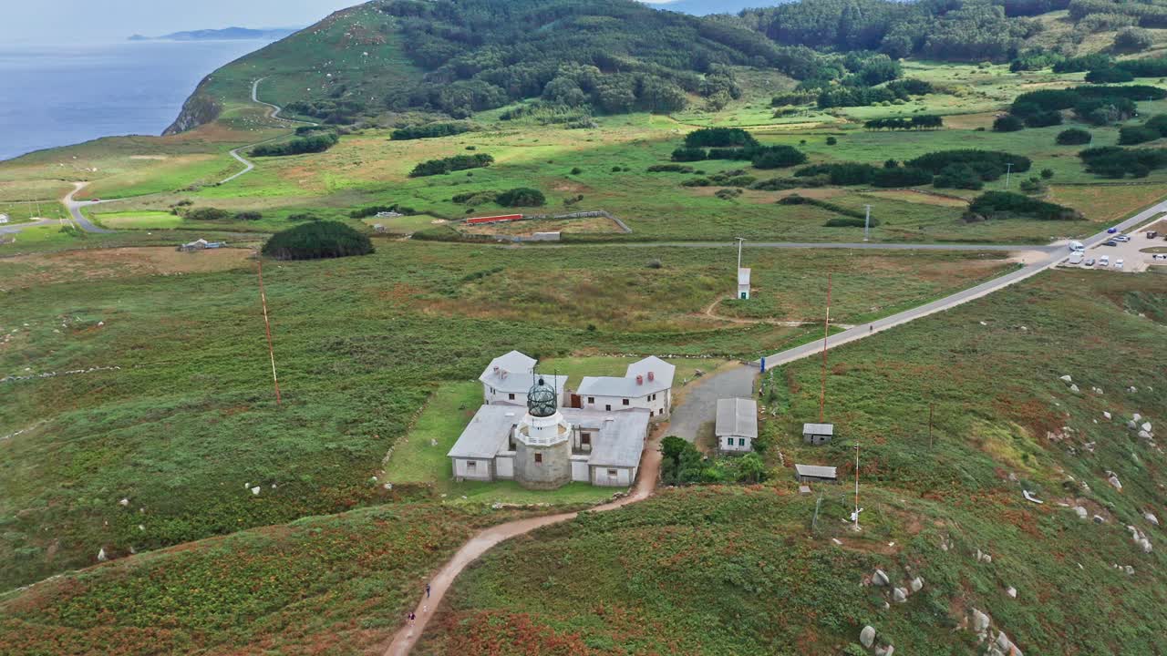 해안 절벽 위에 있는 estaca de bares 등대