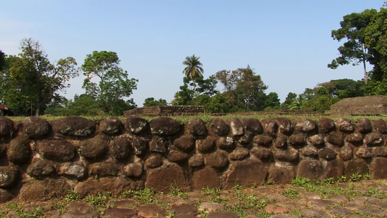 Muro di pietra all'interno del sito archeologico di Izapa in Messico