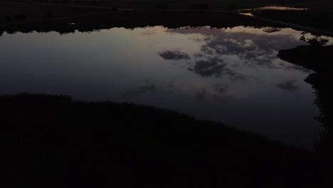 lago bajo la puesta de sol de la llanura
