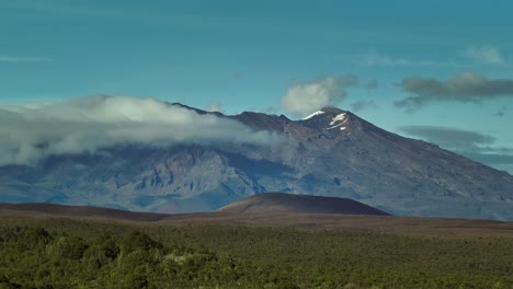 nubes en el pico del volcán mount tongariro con cielo azul en nueva zelanda