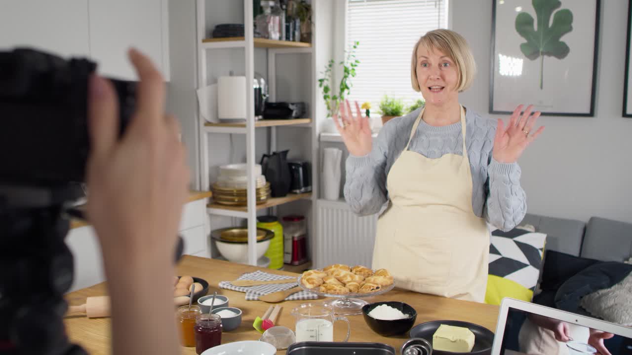 seguimiento de video de una mujer mayor durante la filmación de un video blog