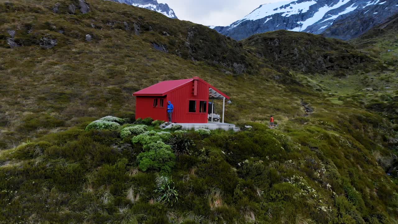 famosa cabaña de liverpool para excursionistas en el paisaje montañoso de nueva zelanda, aérea