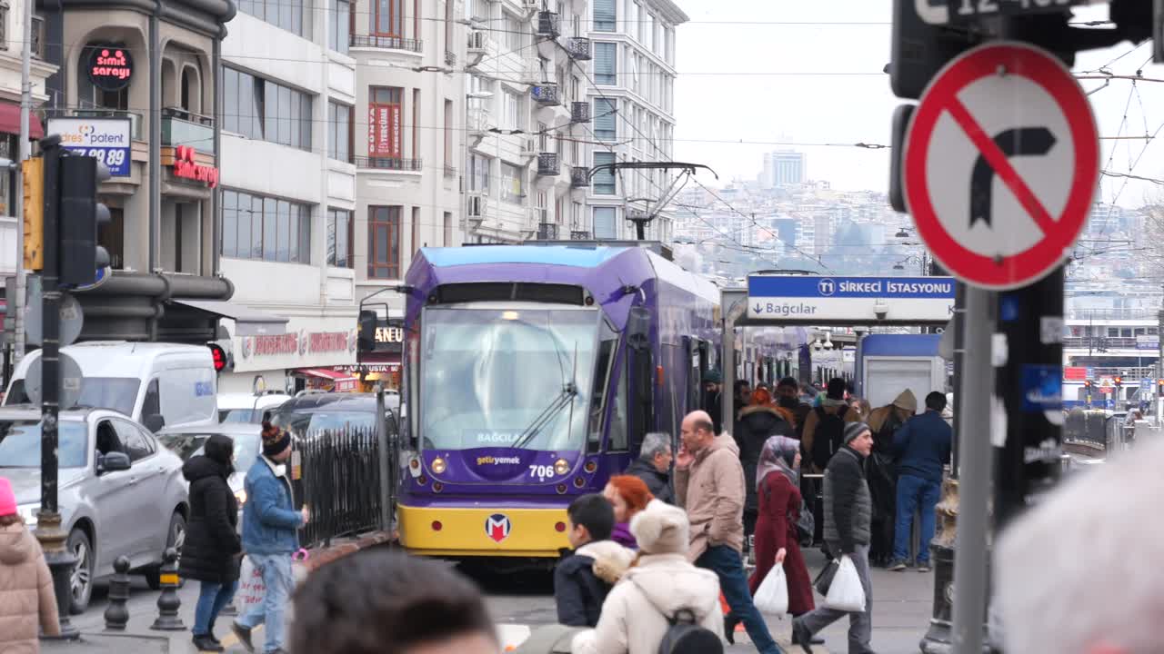 버스 정류장에서 정차한 트램이 있는 이스탄불의 바쁜 거리