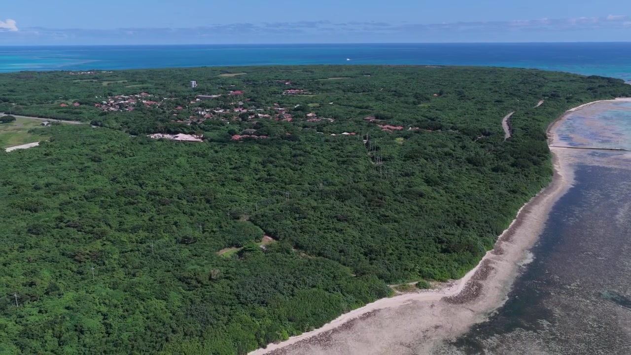 Filmato aereo orizzontale con panoramica a sinistra mentre si arretra sopra la costa del Molo di Nishi e della Spiaggia di Kaiji, Isola di Taketomi, Okinawa, Giappone