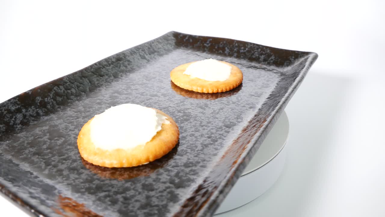 크림 치즈와 함께 둥근 크래커