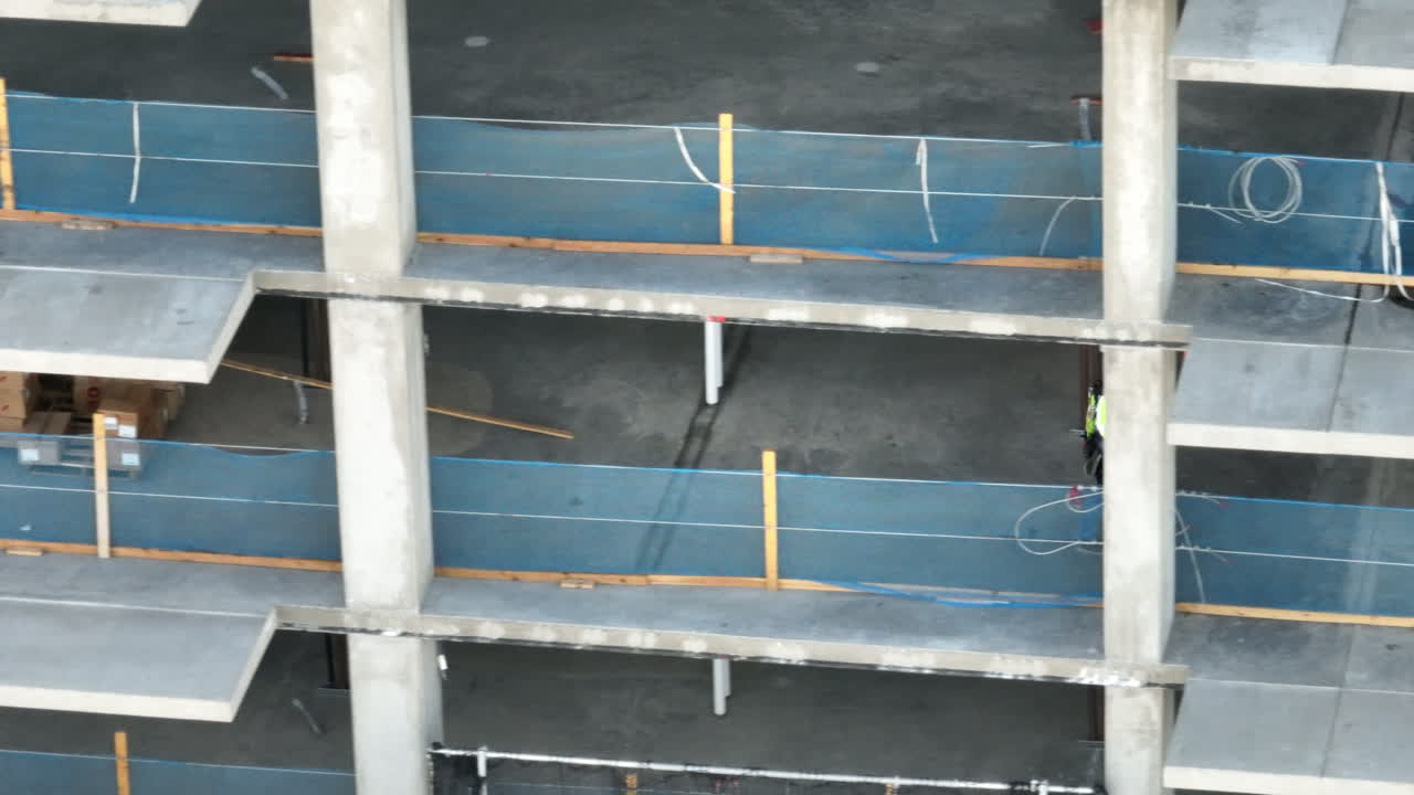 trabajadores de la construcción trabajando en un hotel, disparos de drones