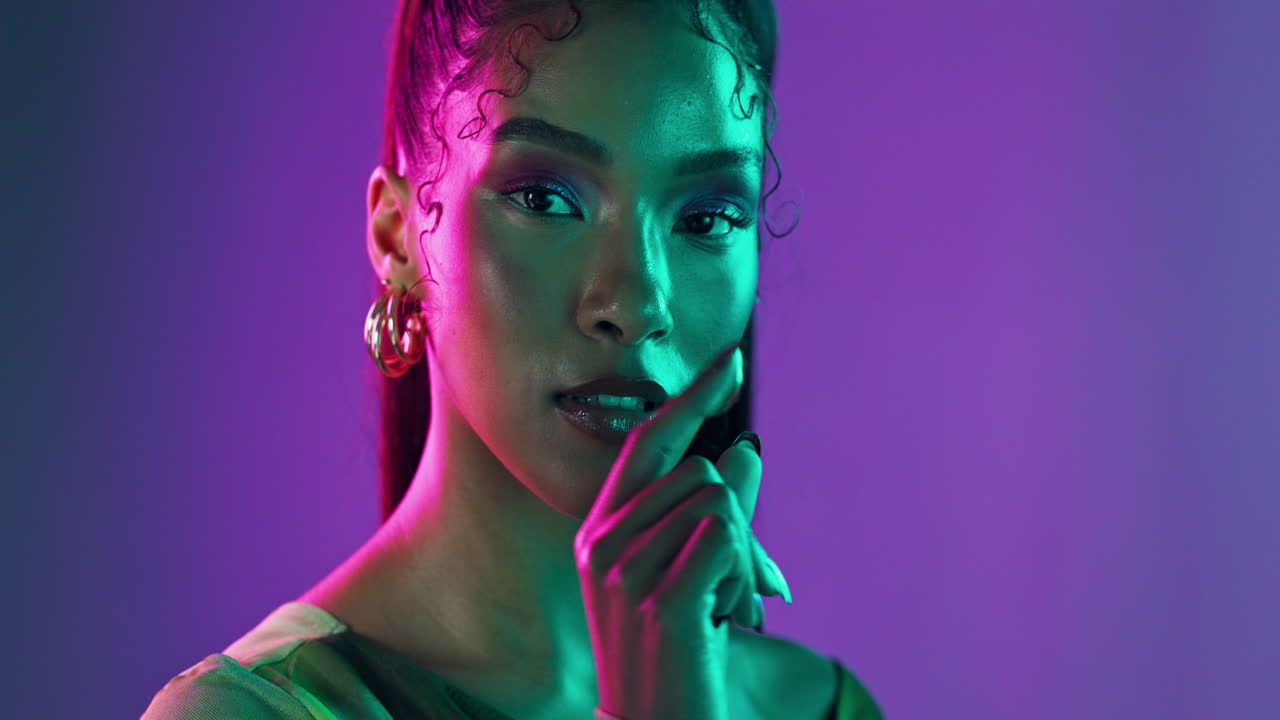 mujer elegante con luces de neón vibrantes