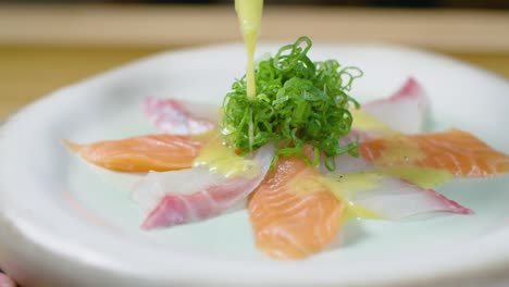 sauce auf leckerem sashimi verschüttet