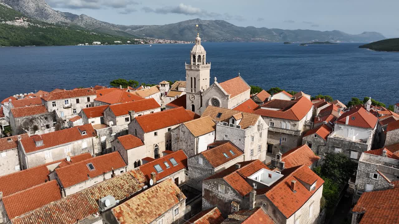 크로아티아의 코르라 (korcula) 의 성당, 중세 도시, 아드리아 해와 역사적인 성벽으로 둘러싸인 성 마르코 대성당.