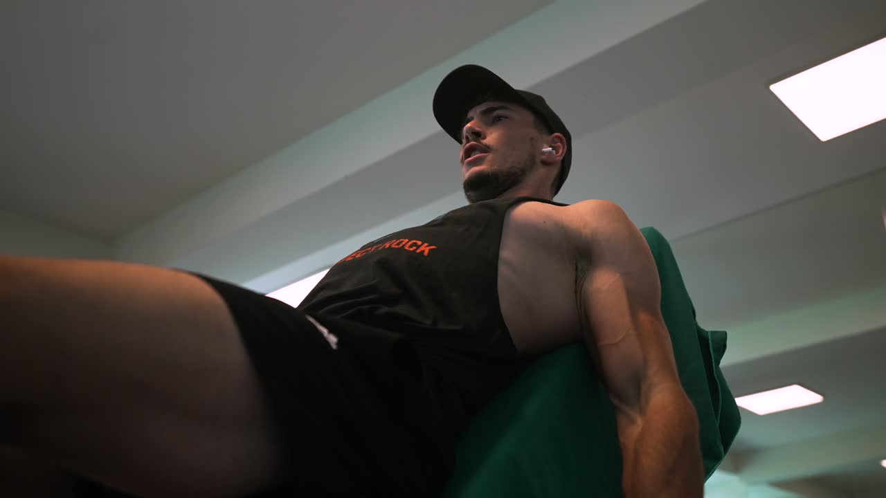 hombre modelo en el gimnasio haciendo ejercicio con pesas