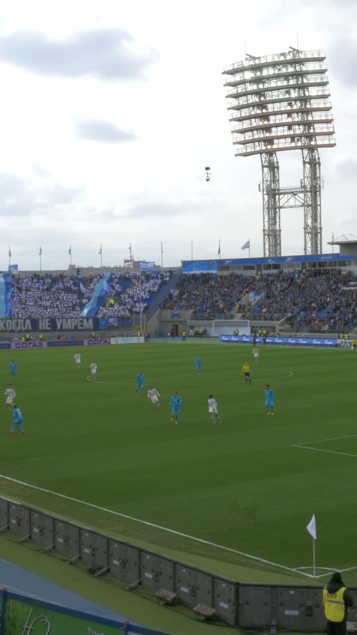 juego de fútbol en un estadio