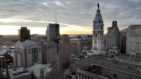 empujón aéreo hacia el ayuntamiento del horizonte de filadelfia, pennsylvania