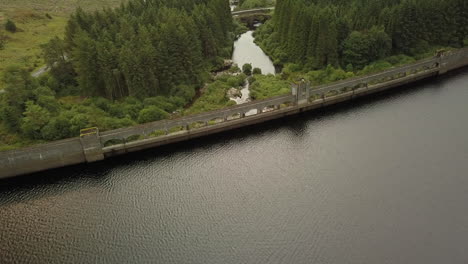 Aerial-view-of-Clatteringshaws-Dam-in-Dumfries-and-Galloway-forest-park,-Scotland