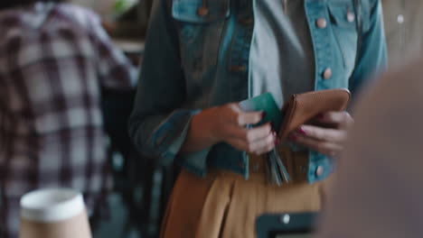 Hermosa-Mujer-Pagando-Con-El-Servicio-De-Transacciones-Con-Tarjeta-De-Crédito-Comprando-Café-En-La-Cafetería-Gastando-Dinero-En-El-Restaurante