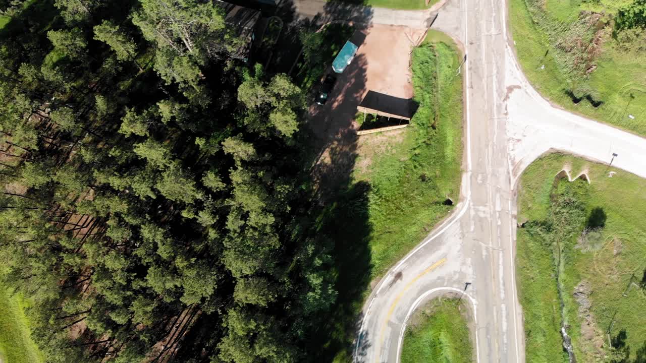 inclinación aérea lenta hacia arriba de una pequeña ciudad y bosques de dakota del sur en el verano