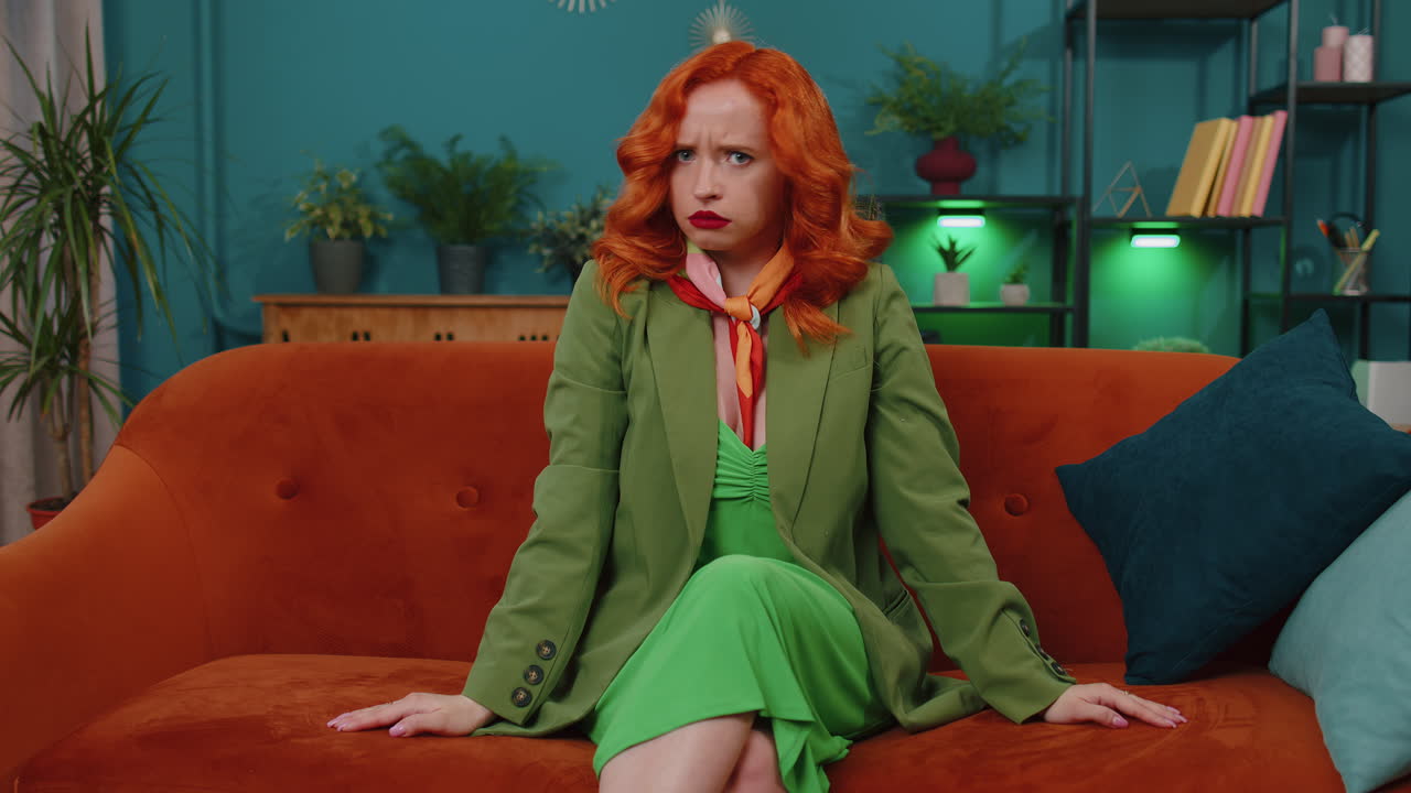 빨간 머리 여자가 왜, 실패의 어떤 이유를 묻고, 불신을 보여주고, 곤란에 의해 짜증