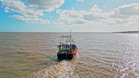 Fischerboot-Schiff-Segelt-In-Die-Mittagssonne