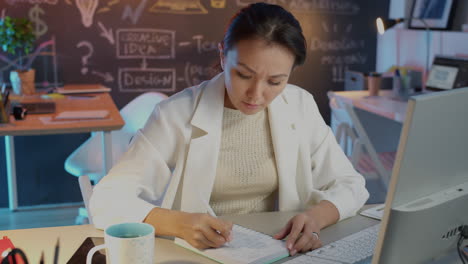 mujer de negocios trabajando en el escritorio