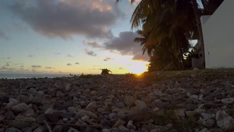 Lapso-De-Tiempo-De-La-Puesta-De-Sol-Y-Las-Nubes-En-Movimiento-En-La-Playa