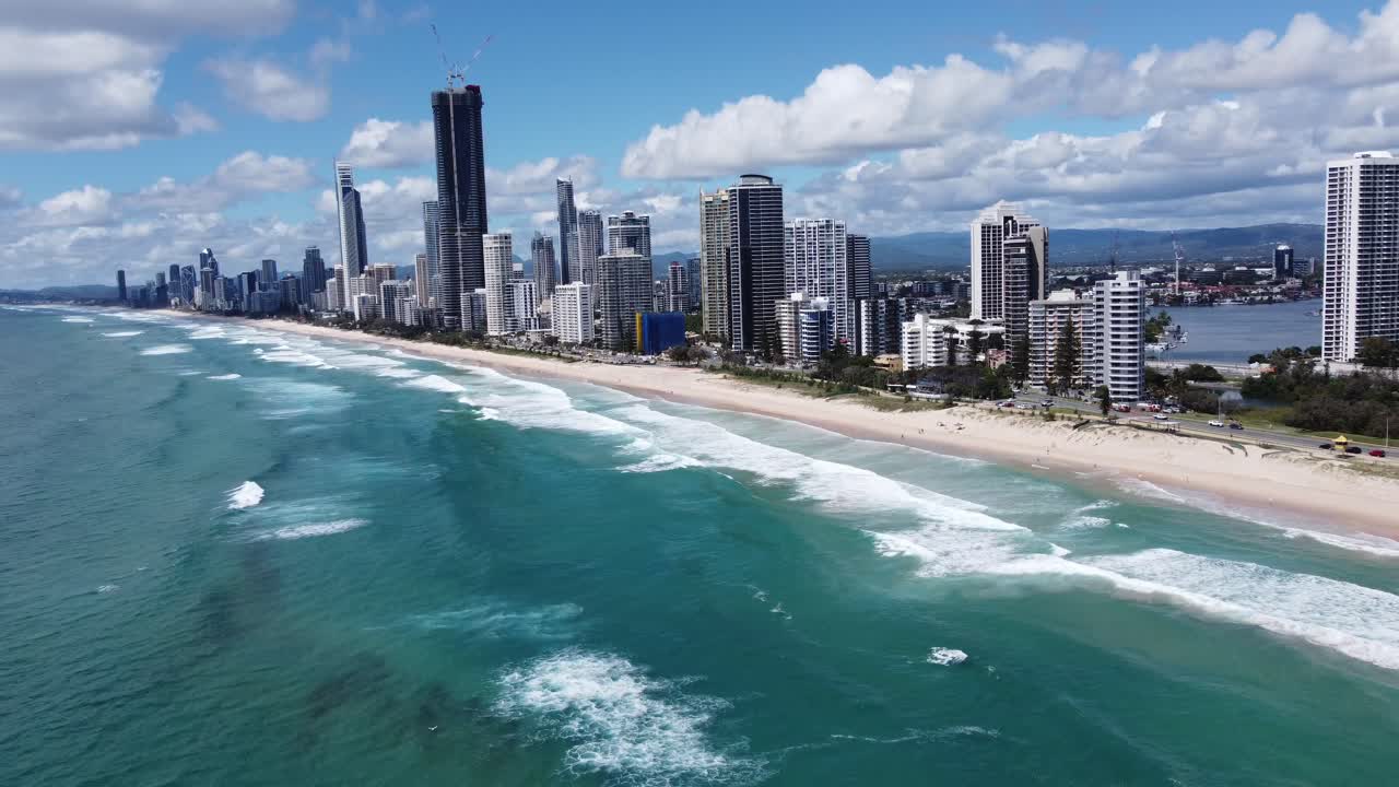 Vista aerea della Gold Coast in Australia con grattacieli e una bellissima spiaggia sabbiosa