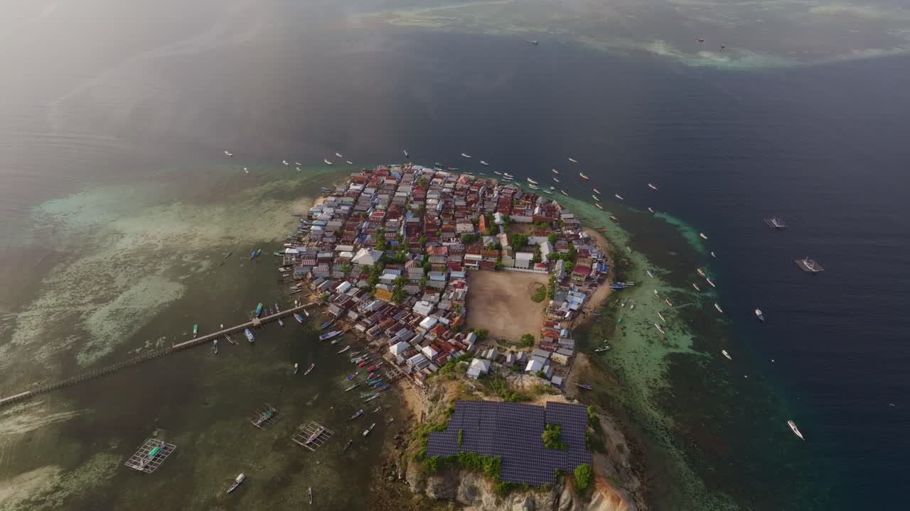 Messah Adası, Komodo'da teknelerle dolu bir sahil topluluğunun havadan görünümü.