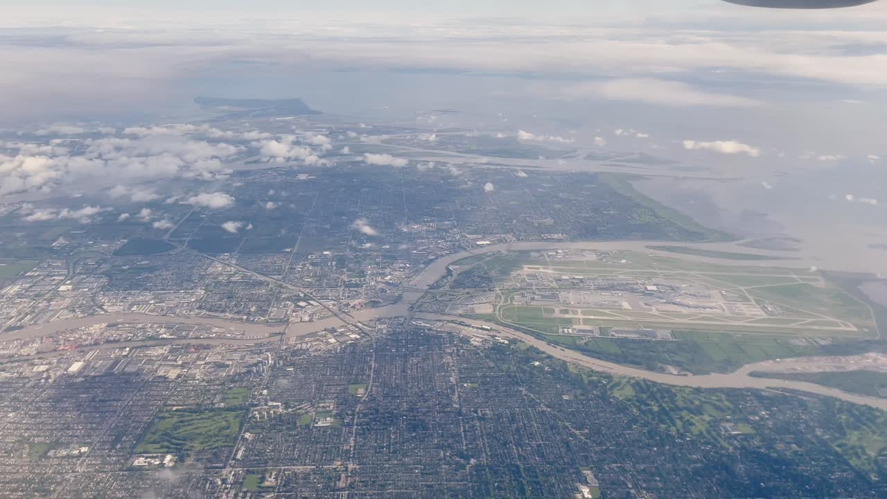 volando a través de las nubes sobre la ciudad costera