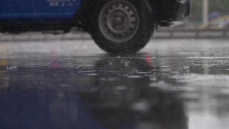 gotas de lluvia cayendo sobre el asfalto