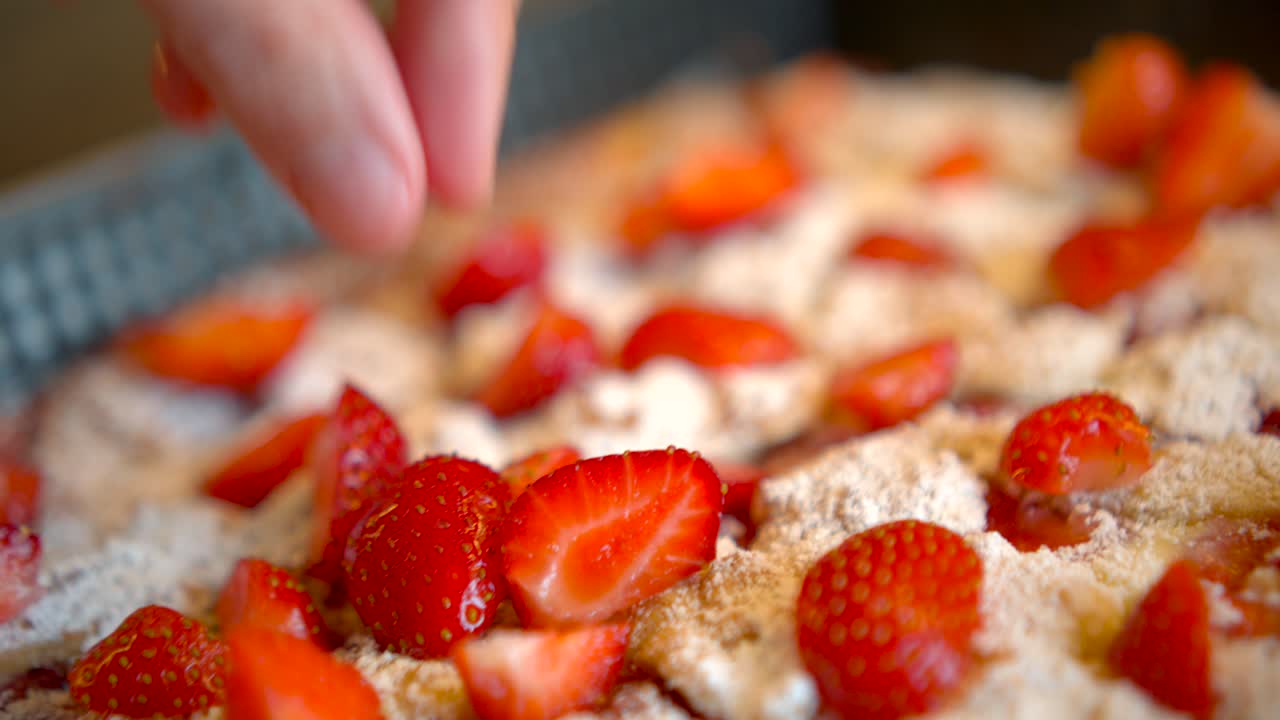 접시에 신선한 딸기 케이크