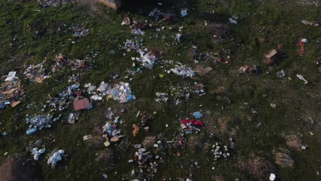 vista aérea del campo lleno de basura