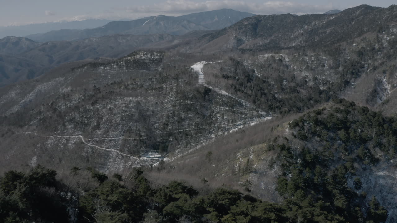 tiro de drone de montaña de invierno en japón