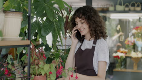 florista hablando por teléfono.