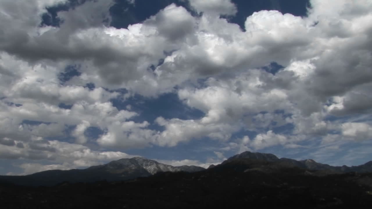 las nubes se mueven sobre una cordillera del desierto