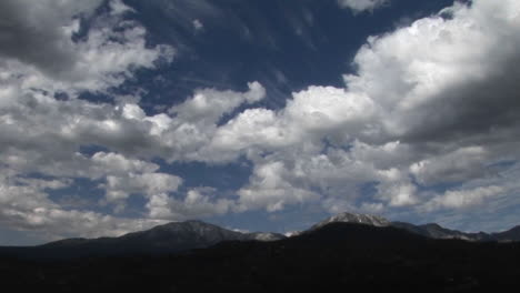 Las-Nubes-Se-Mueven-Sobre-Una-Cordillera-Del-Desierto