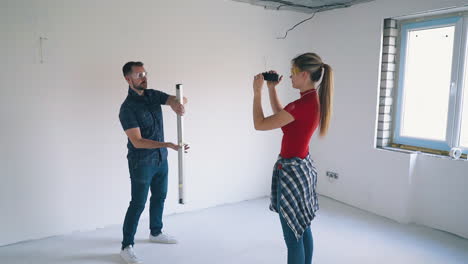 El-Hombre-Baila-Cambiando-De-Nivel-Y-Su-Novia-Con-La-Cámara-En-La-Habitación.