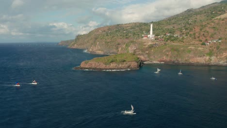isla gili selang en la costa de bali con faro blanco como punto de referencia