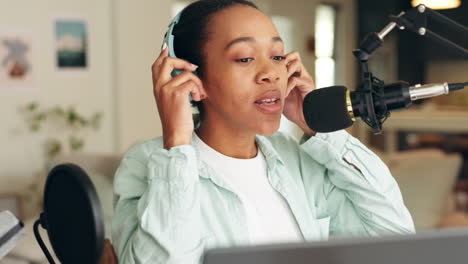 Podcast,-Radio-Y-Reportaje-Con-Una-Mujer-Grabando