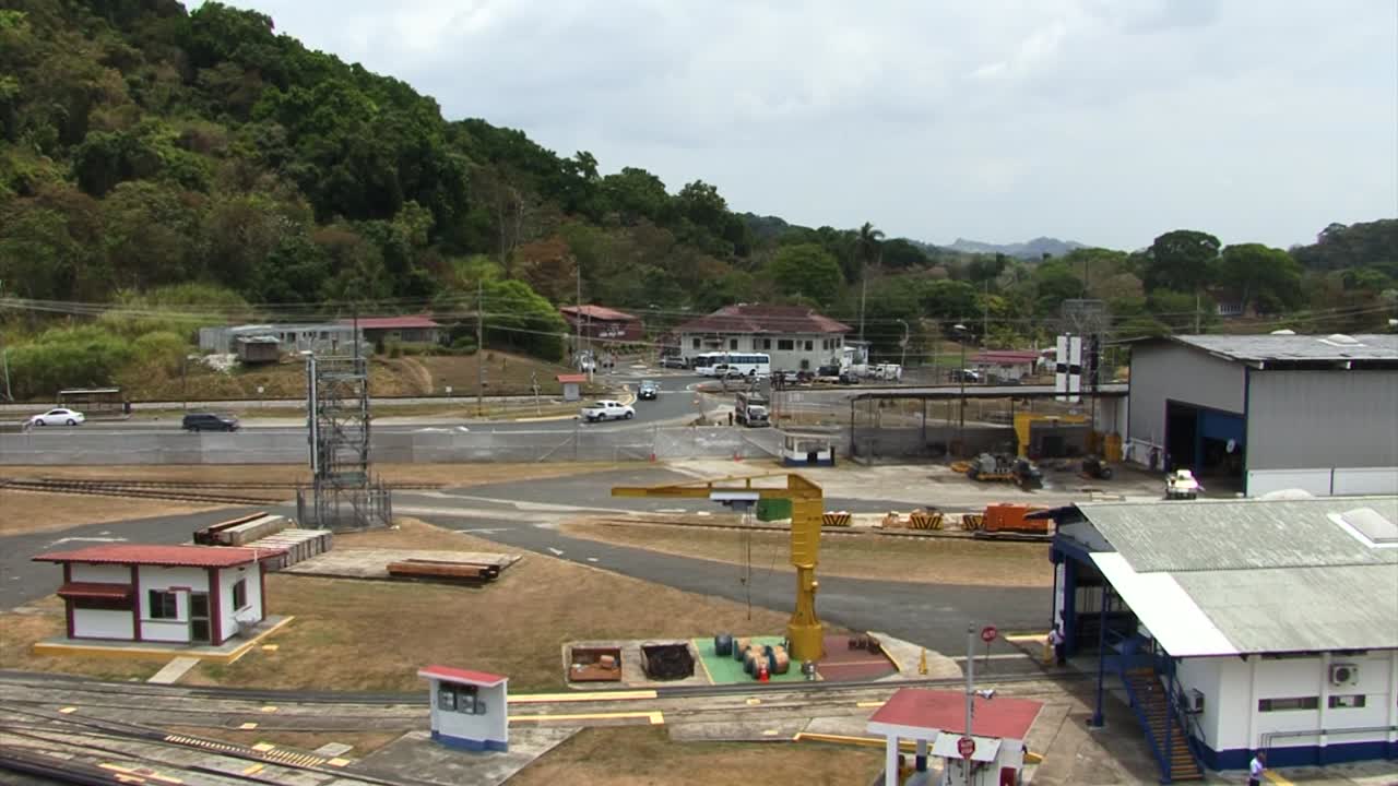 edificios de apoyo técnico alrededor de las esclusas de pedro miguel en el canal de panamá